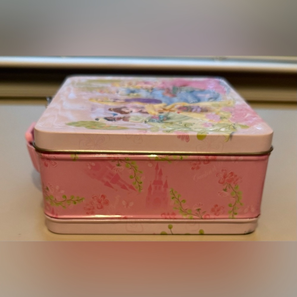Tin Box Co. “Disney Princess Lunch Box” 2013 - Picture 6 of 14